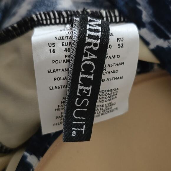 Miraclesuit Platinum Print Escape One Piece‎ Swimsuit Blue and White Size 16 New - Picture 7 of 9